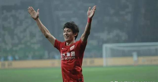 包含莱沃库森中场球员转会传闻，引发球迷热议的词条